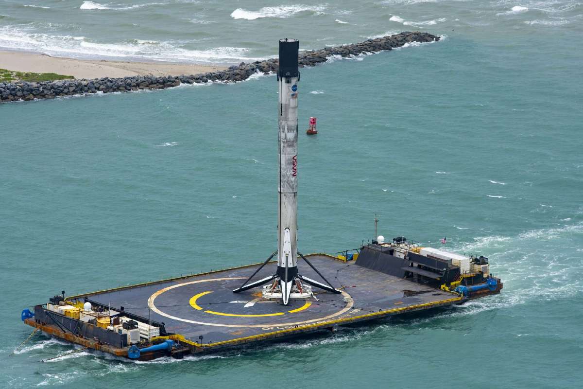 Crew Dragon’ı Yörüngeye Taşıyıp Dünya’ya Geri Dönen Falcon 9’un Yeni Fotoğrafları